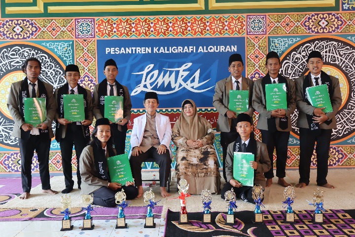 Foto Bersama Angkatan 2024/2025 kloter Jatim Jateng Bersama Pengasuh