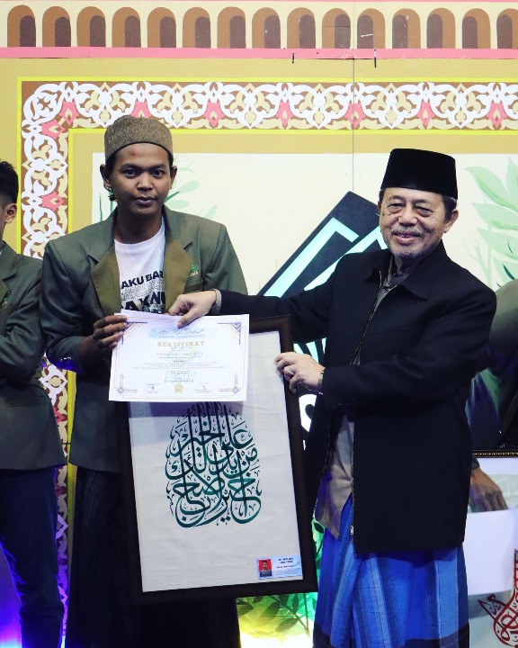 Penerimaan penghargaan dari KH. Dinin Sirojudin AR.M.Ag