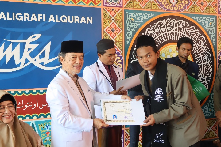 Serah Terima Ijazah dan sertifikat oleh KH. Didin Sirojuddin AR, M.Ag